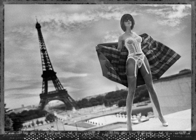 photo de femme avec la Tour Eiffel par Marco Glaviano