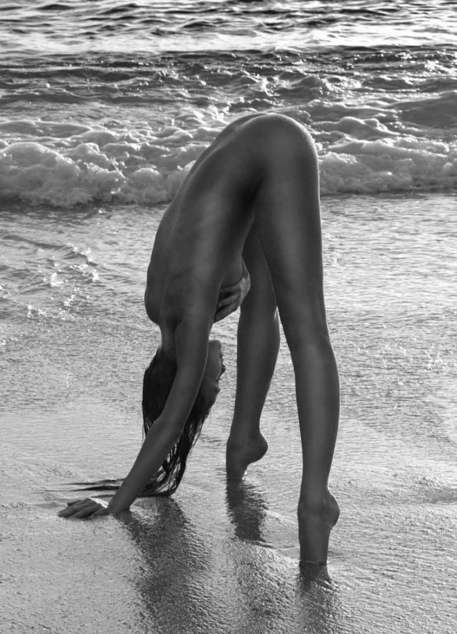 photo de femme blonde nue sur la plage par Marco Glaviano 