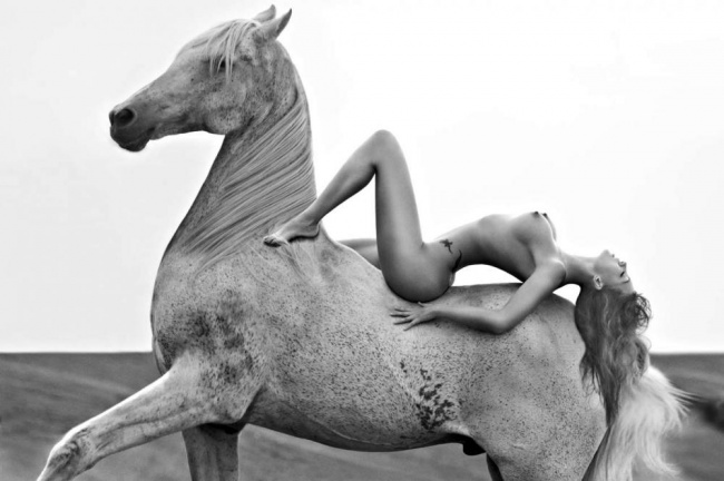 photo de femme blonde nue sur un cheval par Marco Glaviano 