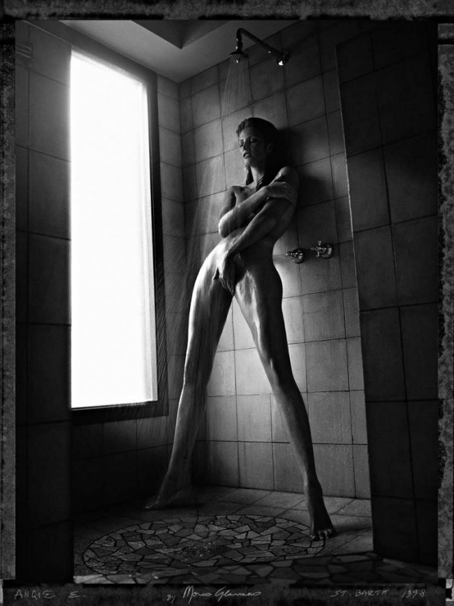 photo de femme nue qui prend la douche par Marco Glaviano 
