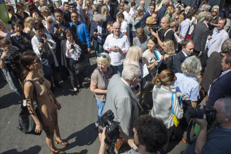 nue dans la foule