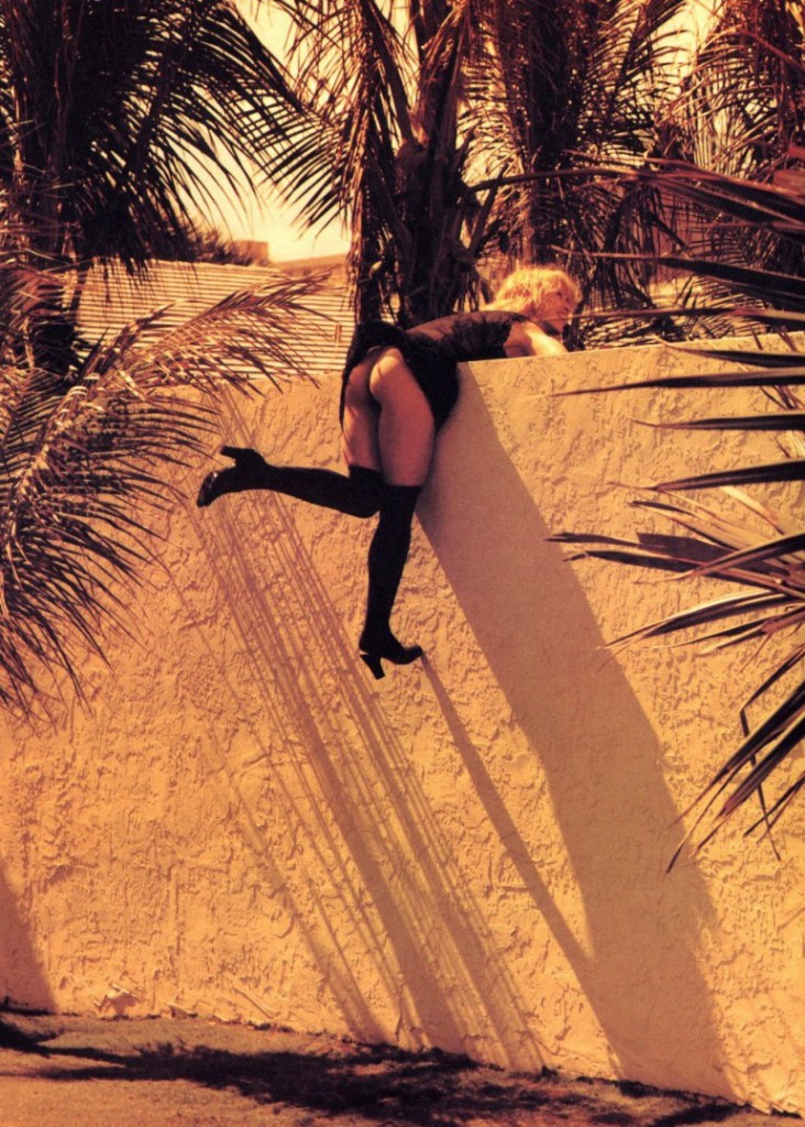 Madonna fesses nus sur un mur
