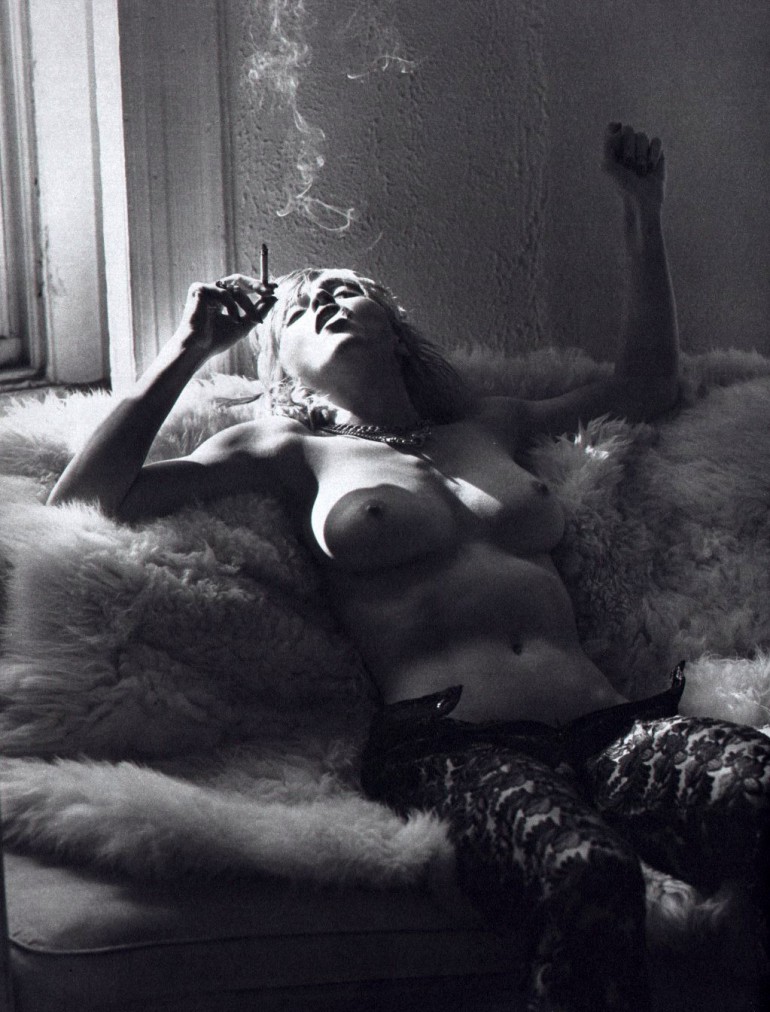 Madonna fume seins nus dans la fourrure