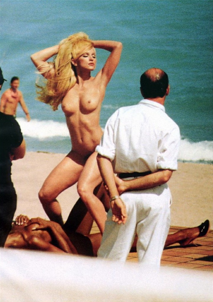 Madonna nue à la plage