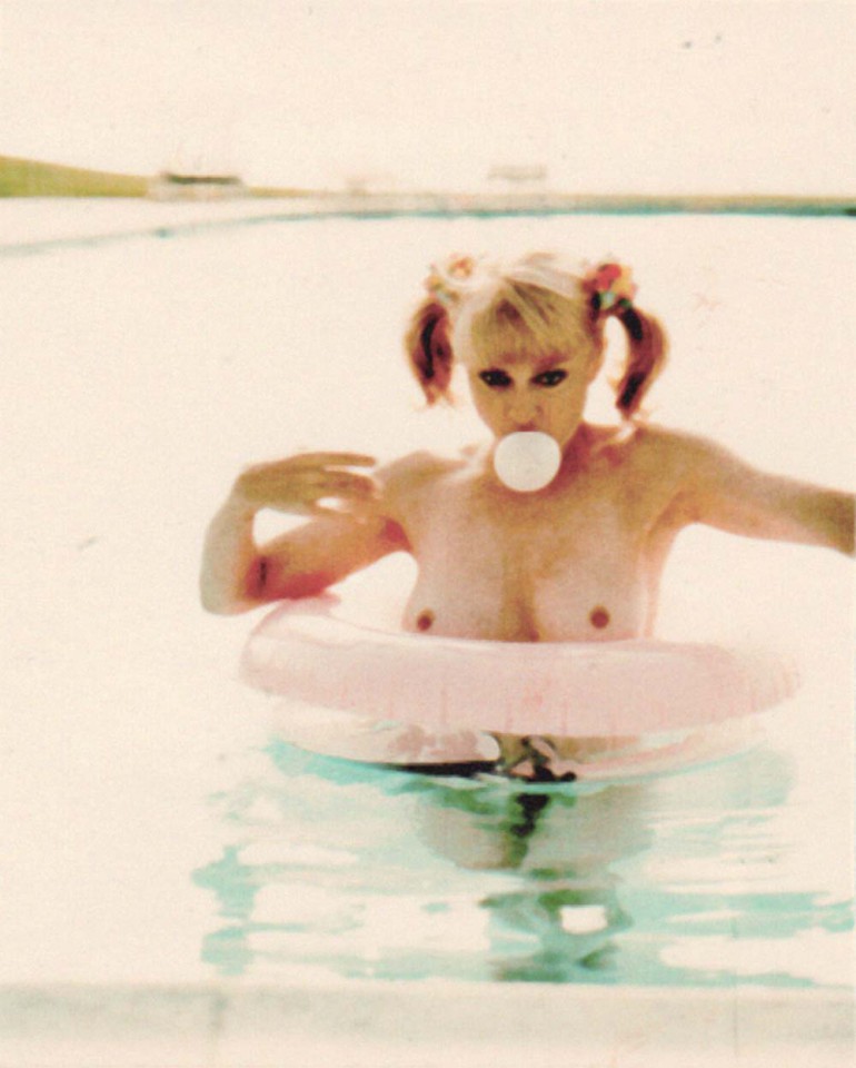 Madonna seins nus dans l'eau