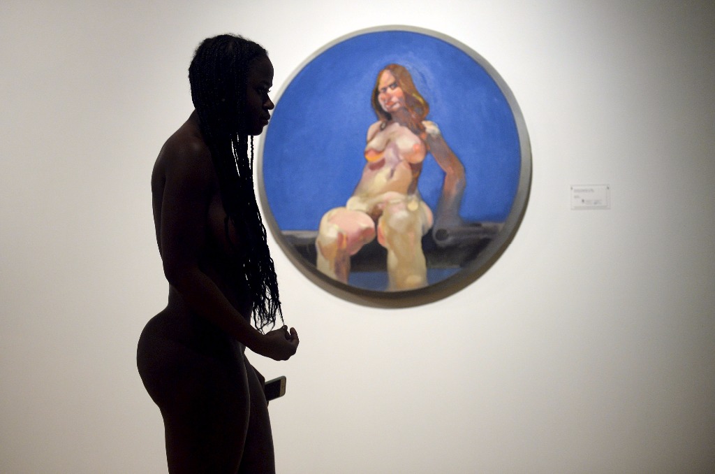 femme nue à l'expo d'art