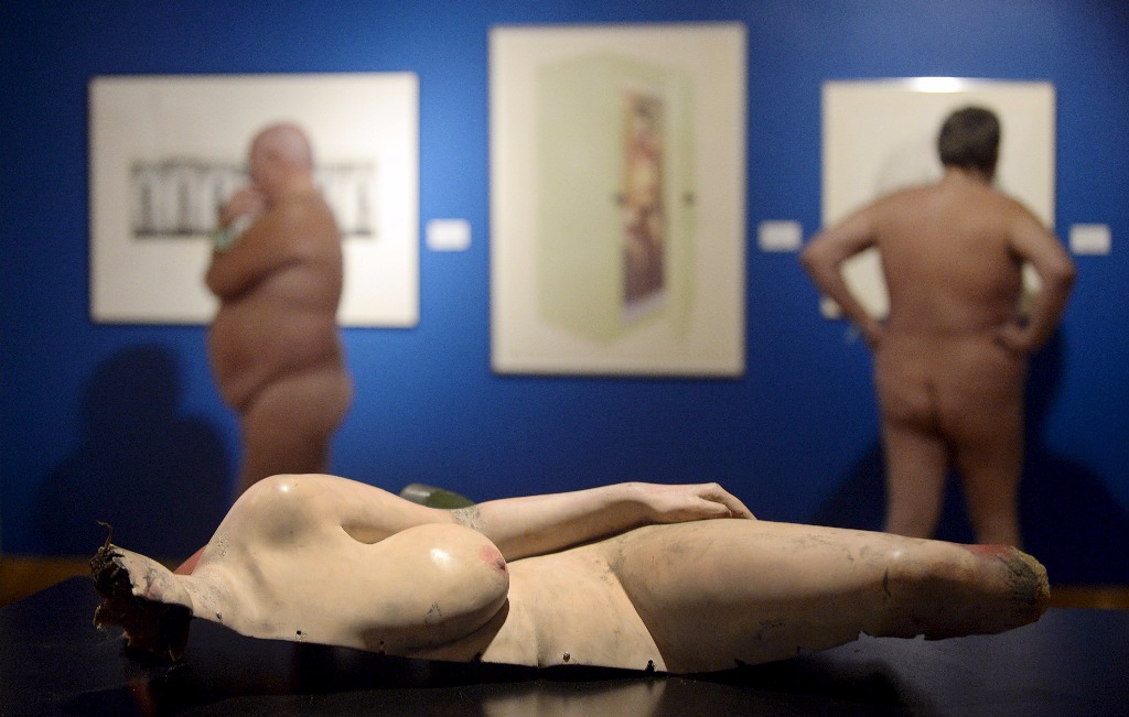 oeuvre d'art de l'expo Getting Naked et visiteurs nus