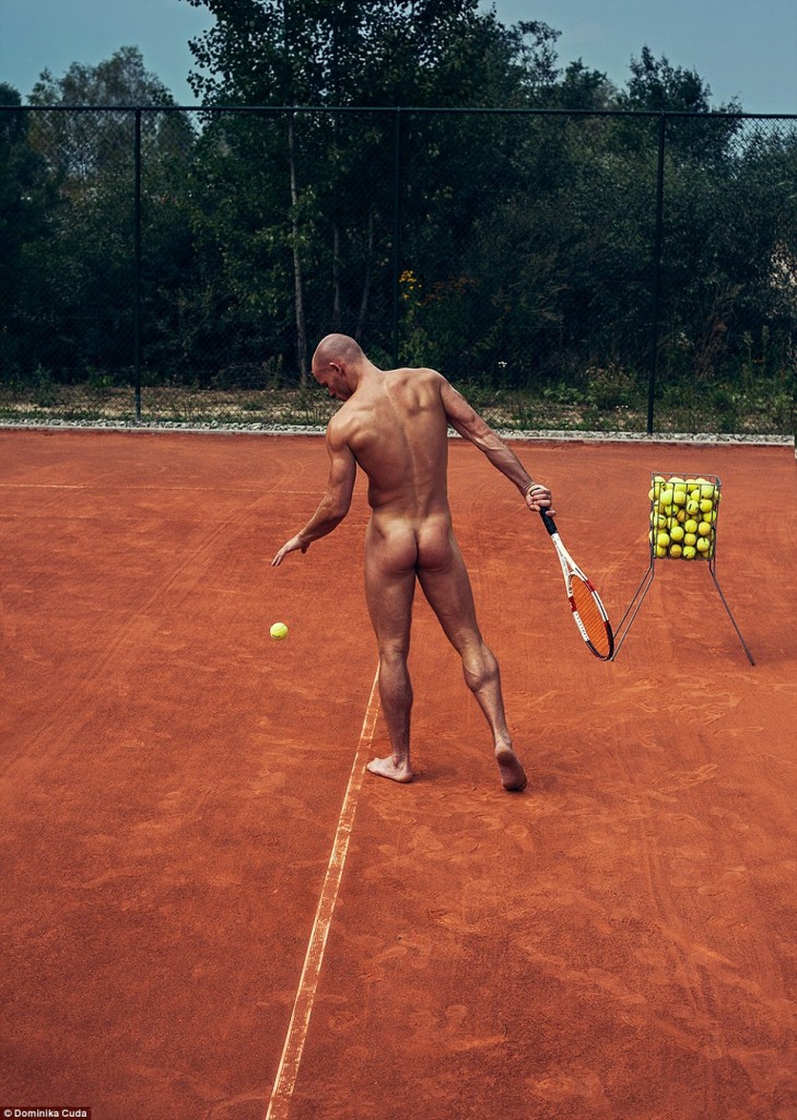 homme nu musclé sportif joue au tennis