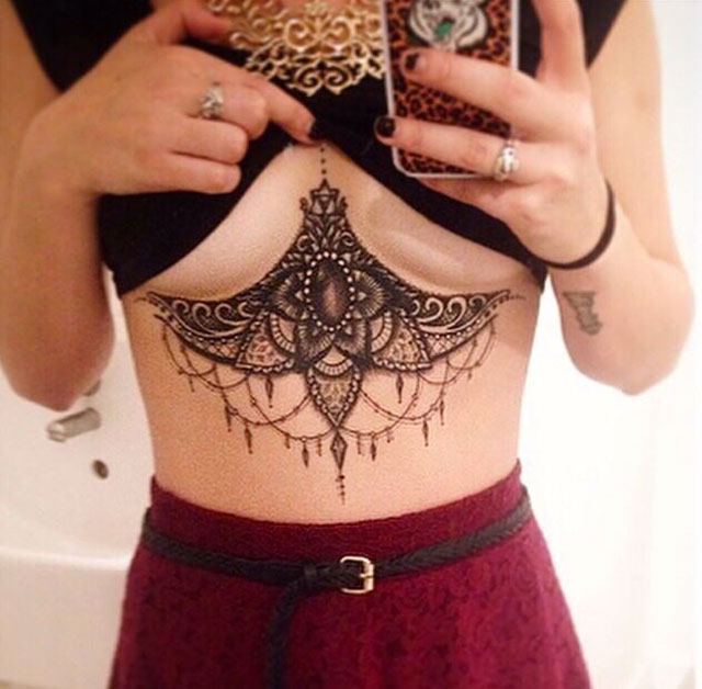 tatouage seins coquine nue