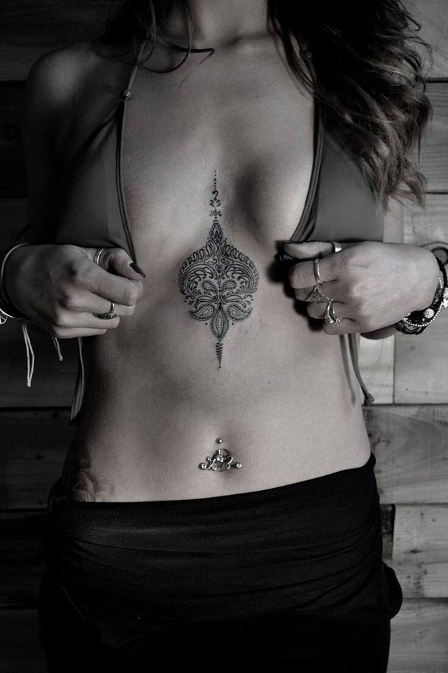 tatouage seins coquine nue