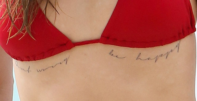 tatouage seins coquine nue