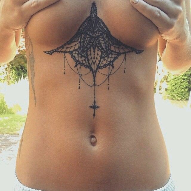 tatouage seins coquine nue