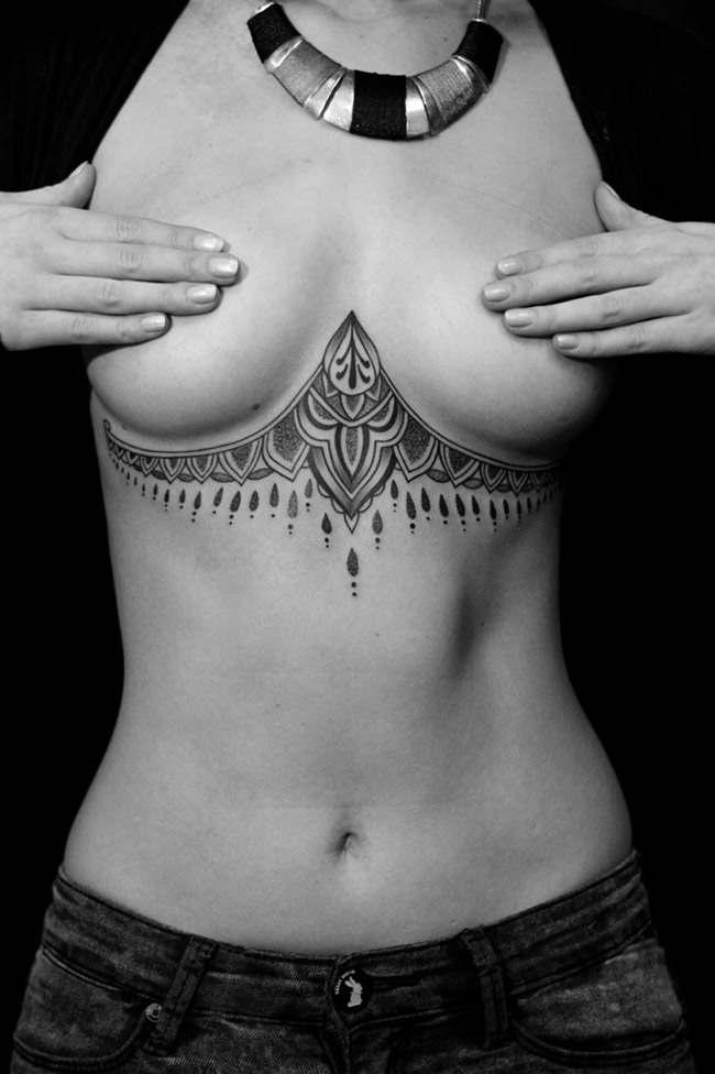 tatouage seins coquine nue