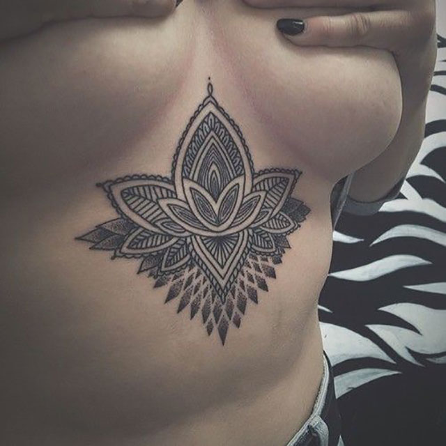 tatouage seins coquine nue