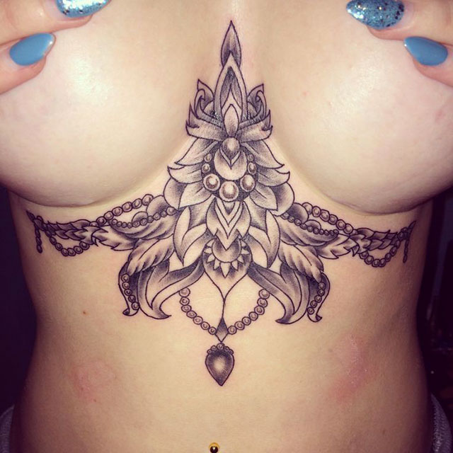 tatouage seins coquine nue