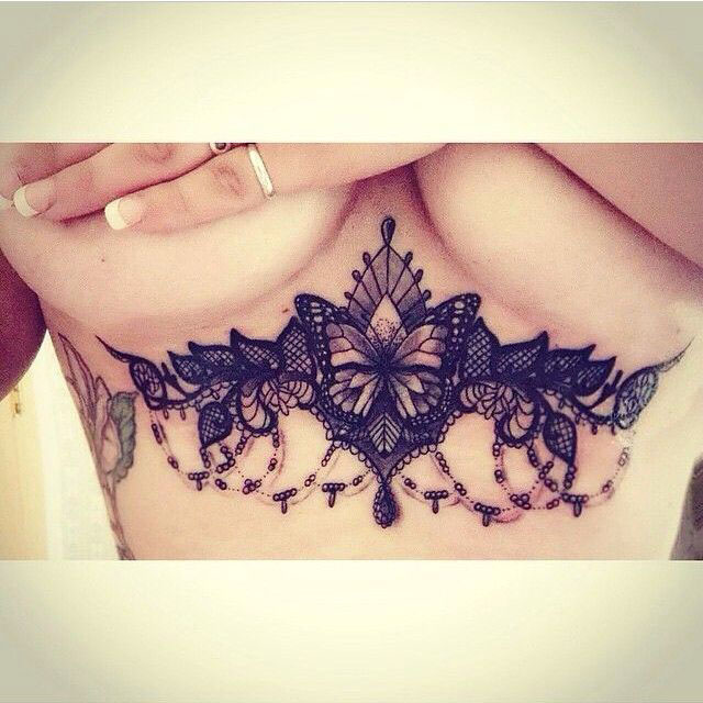 tatouage seins coquine nue