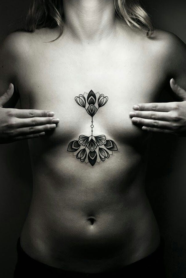 tatouage seins coquine nue