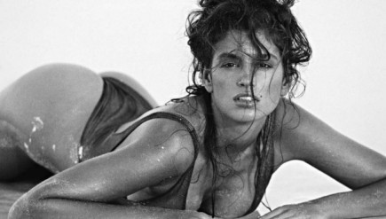 photo de femme mouillée et sexy sur la plage par Marco Glaviano