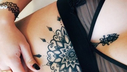 tatouage seins coquine nue